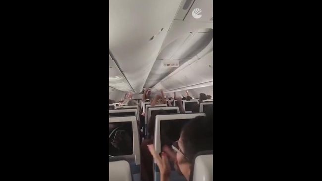Кадры предположительно из салона рейса FlyDubai в Саудовской Аравии