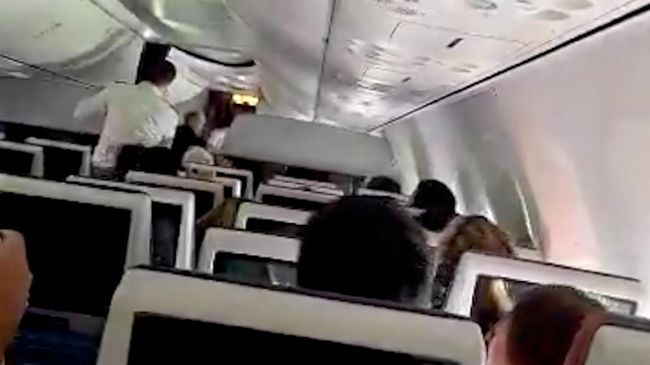 Кадры из салона самолета FlyDubai во время инцидента