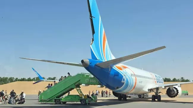 Самолет авиакомпании Flydubai, экстренно приземлившийся в Табуке, Саудовская Аравия Самолет авиакомпании Flydubai, экстренно приземлившийся в Табуке, Саудовская Аравия