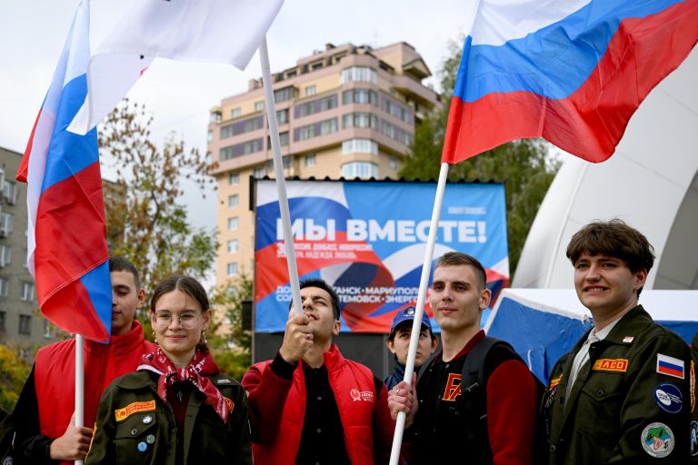 Праздничный митинг-концерт в Центральном парке в Новосибирске в День воссоединения Донецкой Народной Республики, Луганской Народной Республики, Запорожской области и Херсонской области с Российской Федерацией