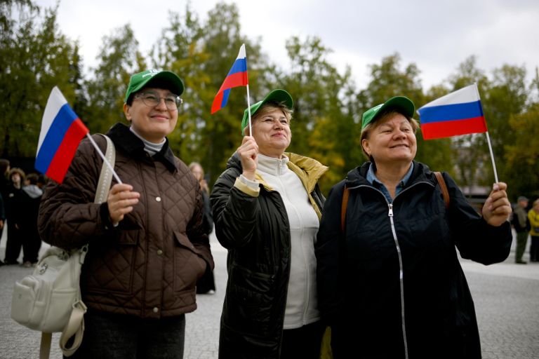 Праздничный митинг-концерт в Центральном парке в Новосибирске в День воссоединения Донецкой Народной Республики, Луганской Народной Республики, Запорожской области и Херсонской области с Российской Федерацией
