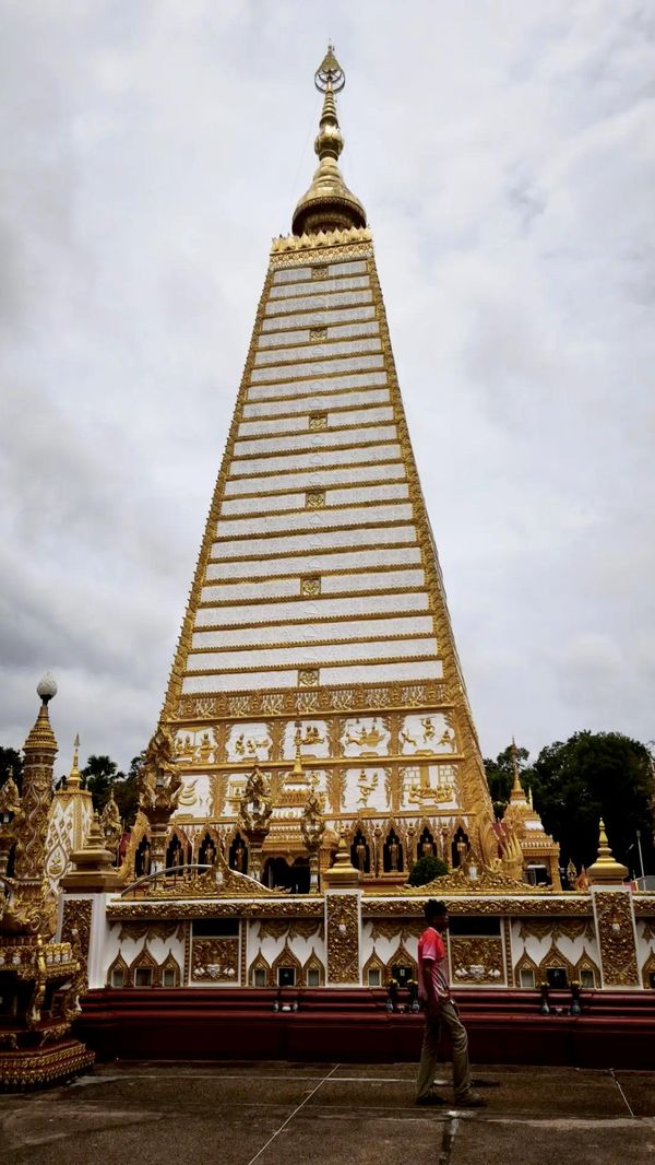 Бело-золотая ступа храма Wat Phra That Nong Bua в провинции Исан Бело-золотая ступа храма Wat Phra That Nong Bua в провинции Исан