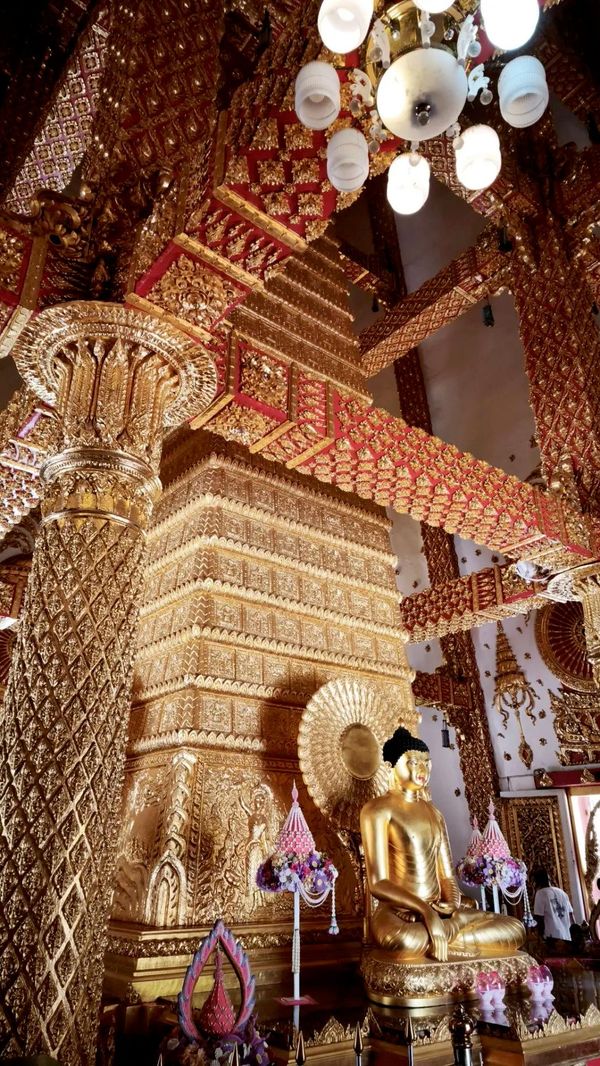 Внутри храма Wat Phra That Nong Bua Внутри храма Wat Phra That Nong Bua
