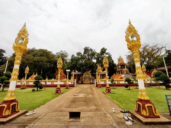 Территория вокруг храма Wat Phra That Nong Bua Территория вокруг храма Wat Phra That Nong Bua