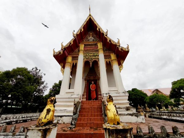 Храм Wat Thung Si Mueang в провинции Исан Храм Wat Thung Si Mueang в провинции Исан