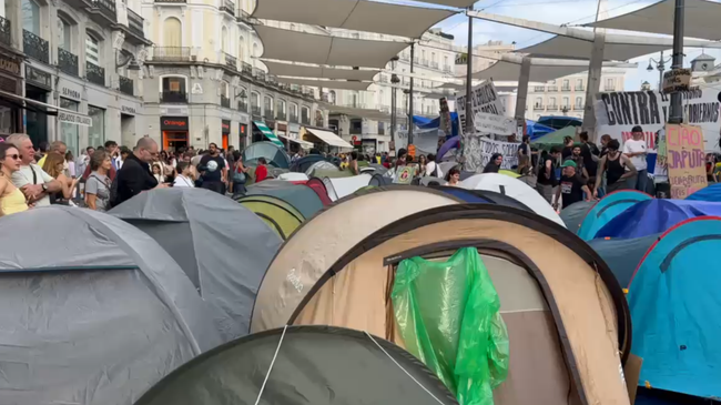 Число палаток в лагере протестующих в Мадриде превысило тысячу