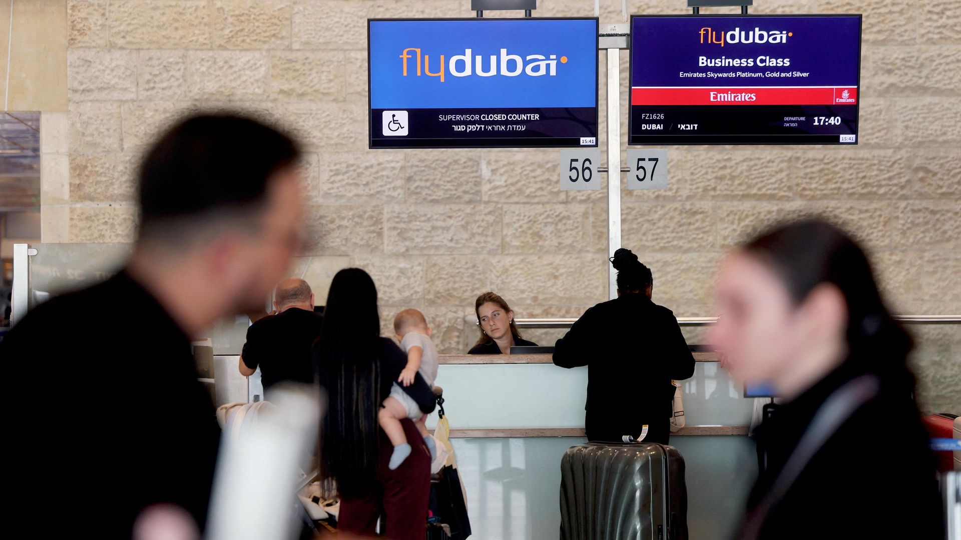 Пассажиры у стоек авиакомпании FlyDubai в международном аэропорту имени Бен-Гуриона в Лоде - РИА Новости, 1920, 04.10.2026