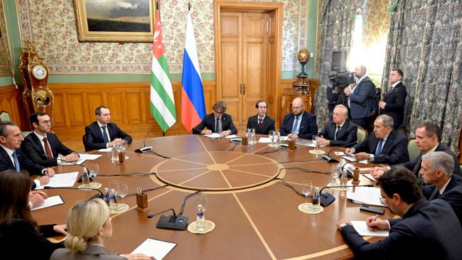 Лавров пошутил про гендерный дисбаланс на встрече с главой МИД Абхазии
