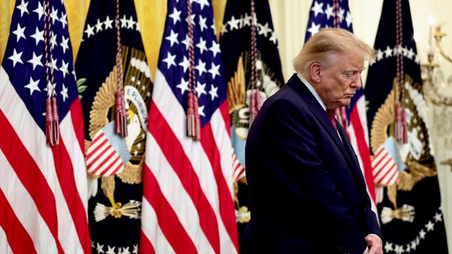 Президент США Дональд Трамп во время молитвы на приеме по случаю празднования месяца латиноамериканского наследия в Восточном зале Белого дома в Вашингтоне. 30 сентября 2026