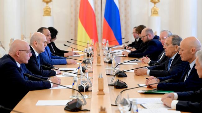 Министр иностранных дел РФ Сергей Лавров и министр иностранных дел Южной Осетии Ахсар Джиоев во время встречи в Москве. 1 октября 2026