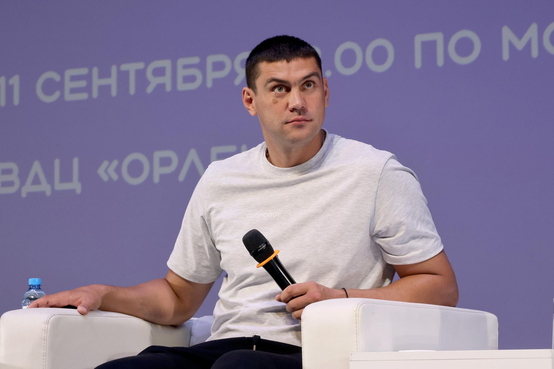 Олимпийский чемпион Евгений Тищенко во время встречи с орлятами Олимпийский чемпион Евгений Тищенко во время встречи с орлятами - РИА Новости, 1920, 01.10.2026