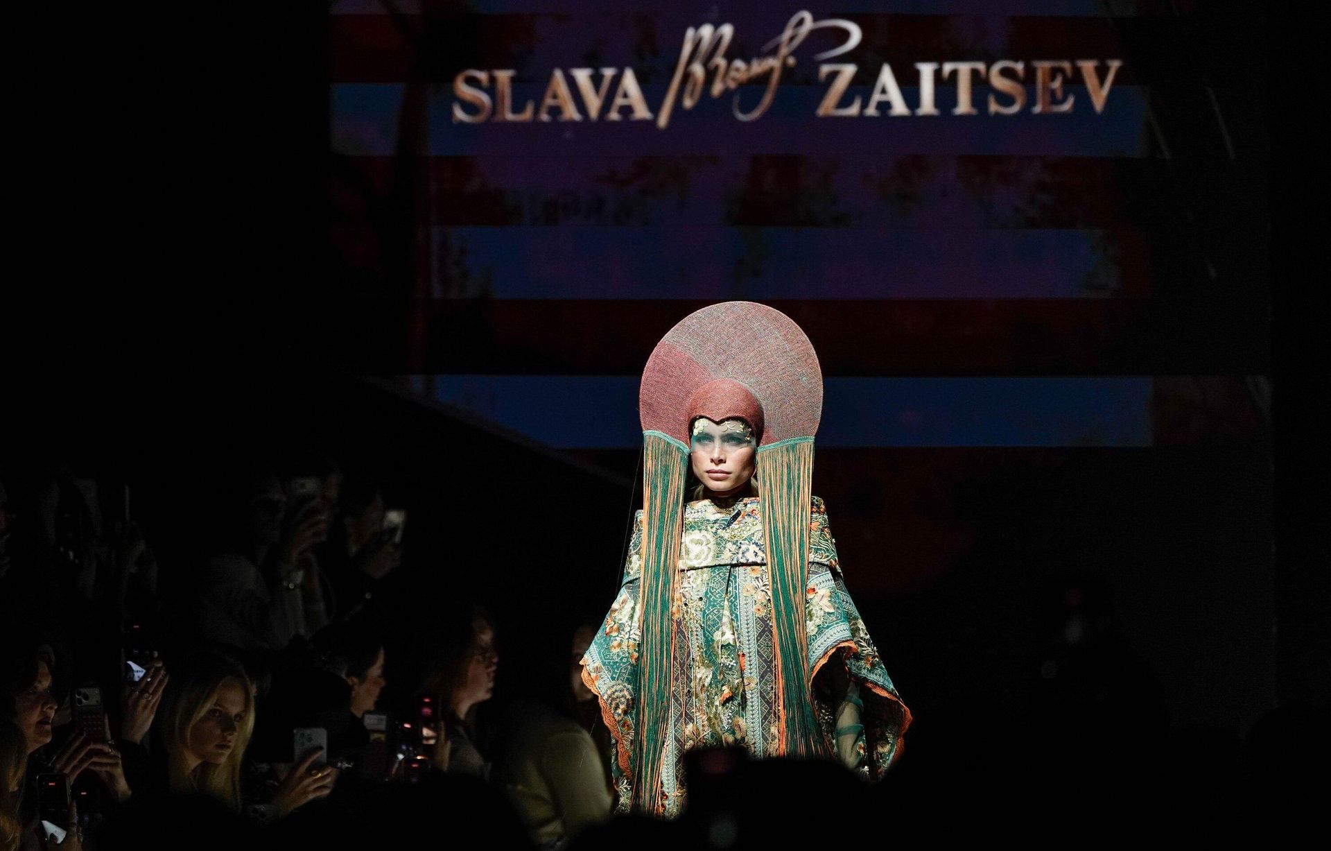 Модель во время показа одежды бренда Slava Zaitsev Модель во время показа одежды бренда Slava Zaitsev