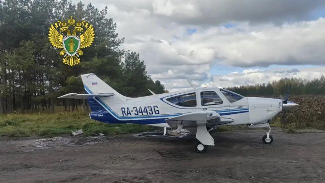 Учебный самолет, севший на автомобильную дорогу в Ульяновской области