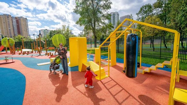 Благоустроенная спортивная площадка в Москве