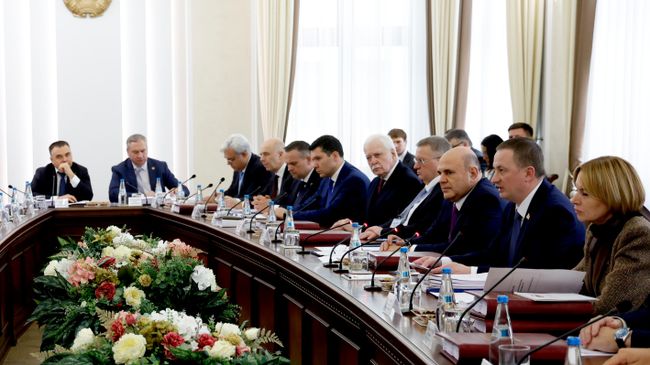 Председатель правительства РФ Михаил Мишустин и премьер-министр Белоруссии Александр Турчин на заседании Совета Министров Союзного государства в Минске. 1 октября 2026