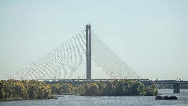 Движение транспорта по мосту Южный через реку Днепр в Киеве. 1 октября 2026
