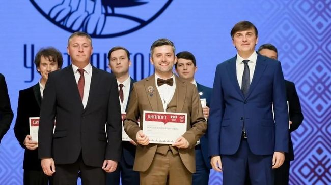 Награждение учителя информатики Многопрофильной гимназии № 12 Алексея Морозова