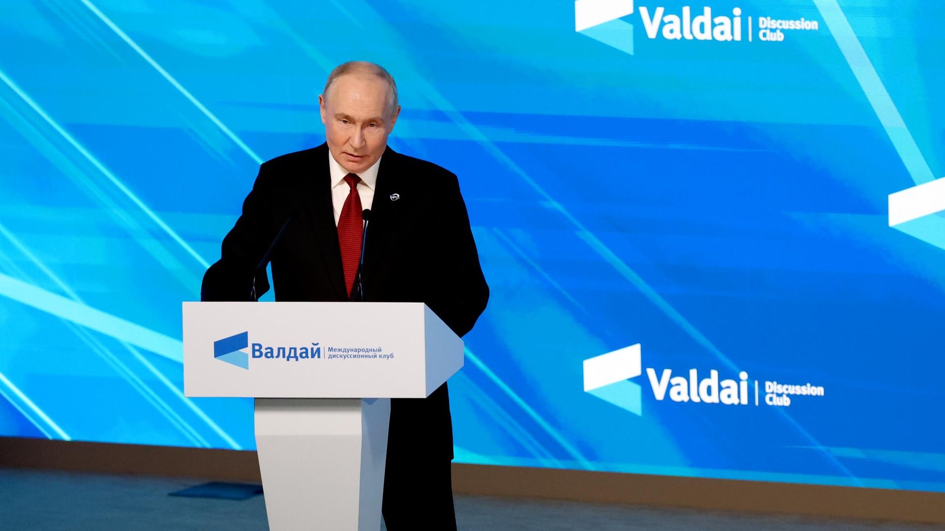 Президент РФ Владимир Путин выступает на пленарной сессии XXIII ежегодного заседания Международного дискуссионного клуба Валдай Президент РФ Владимир Путин выступает на пленарной сессии XXIII ежегодного заседания Международного дискуссионного клуба Валдай - РИА Новости, 1920, 01.10.2026