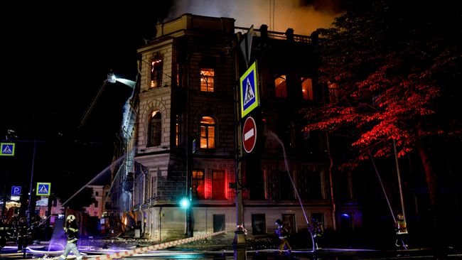 Площадь пожара в особняке Миллера в Петербурге увеличилась