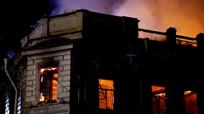 В Петербурге заметили огонь на здании рядом с горящим особняком
