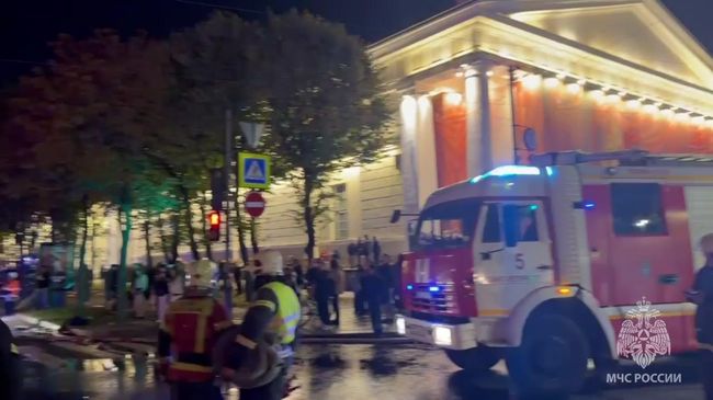 Кадры тушения на Исаакиевской площади в Петербурге 