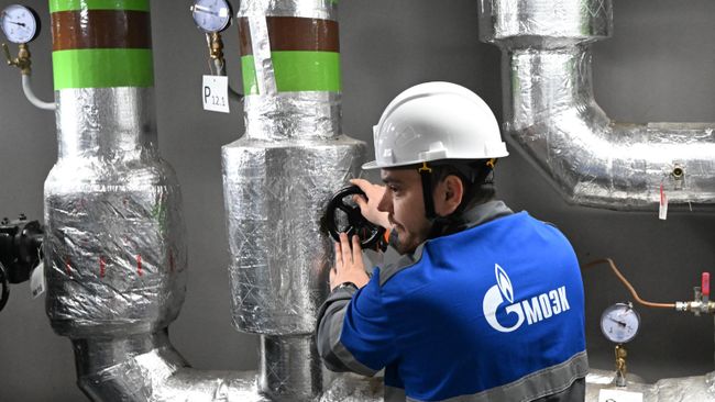 Работник Московской объединенной энергетической компании проверяет тепловую сеть перед запуском отопления