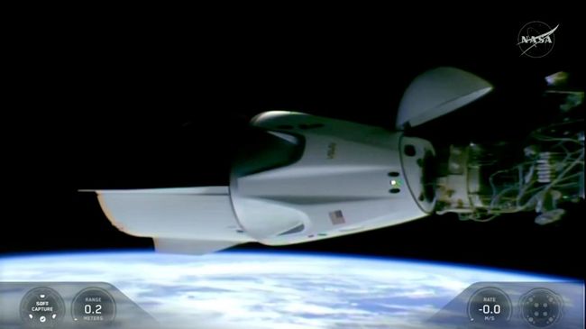 Пилотируемый корабль Crew Dragon компании SpaceX с экипажем миссии НАСА Crew-13 стыкуется к Международной космической станции