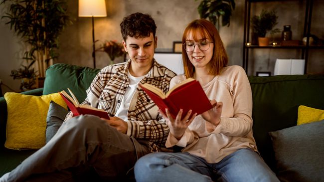 Молодая пара читает книги