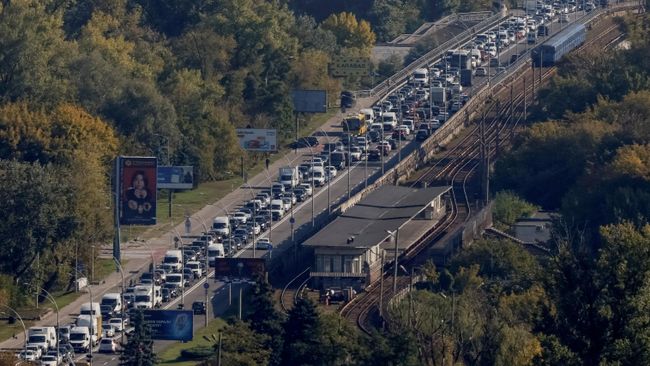 Автомобильная пробка у моста в Киеве