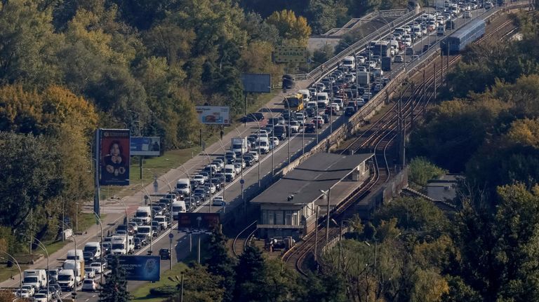 Автомобильная пробка у моста в Киеве