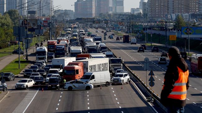 Автомобильная пробка у моста в Киеве