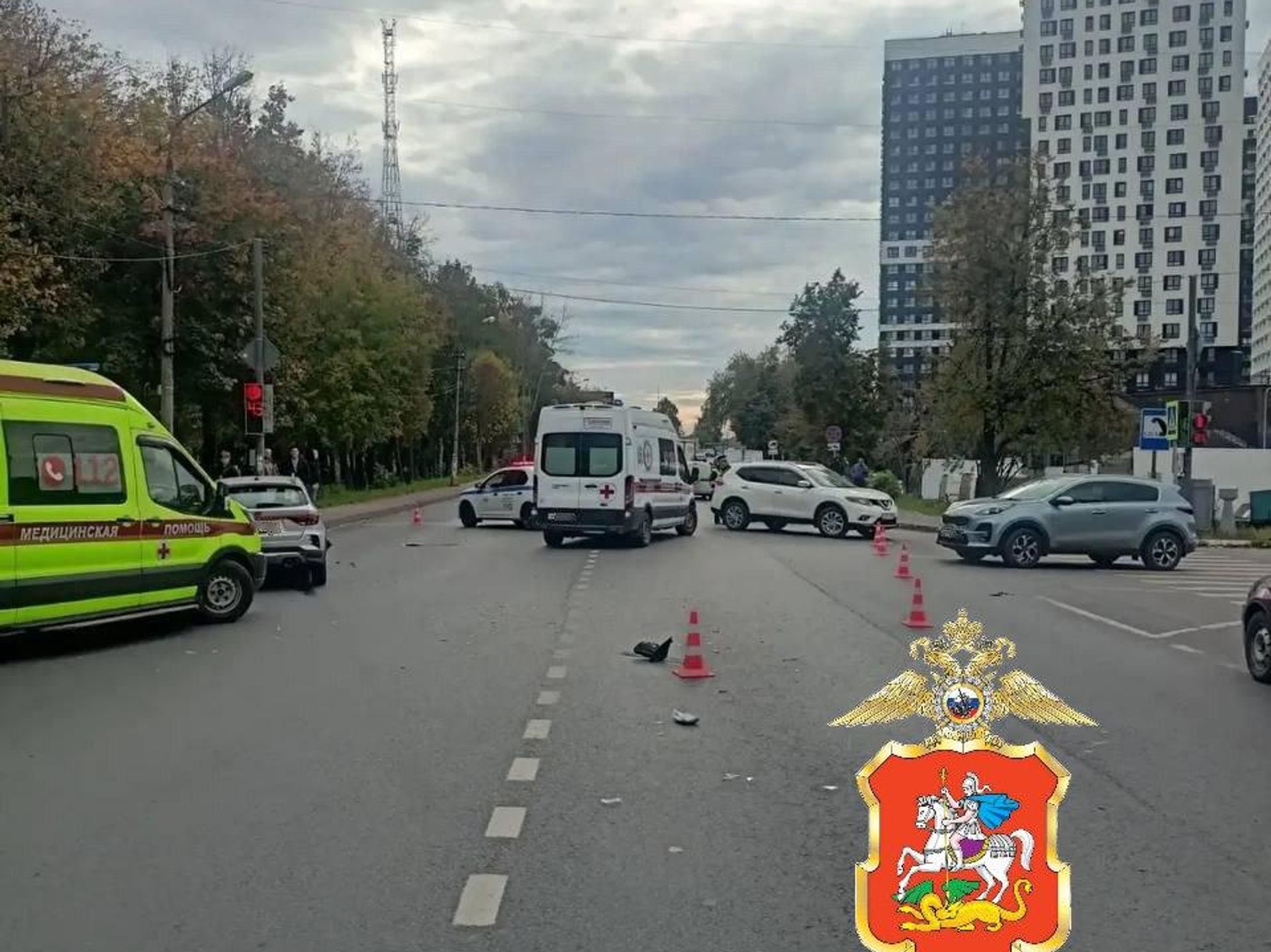 В Подмосковье автомобиль сбил двух подростков на электросамокате