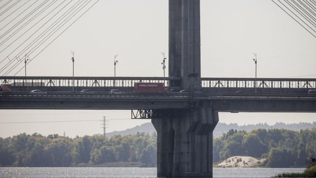 Автомобили на мосту в Киеве