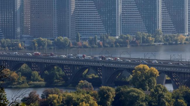 Автомобили на мосту в Киеве