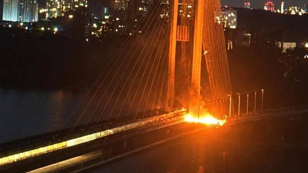 Движение в Киеве парализовано из-за перекрытых мостов