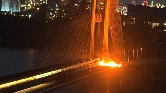 Пожар на Южном мосту в Киеве