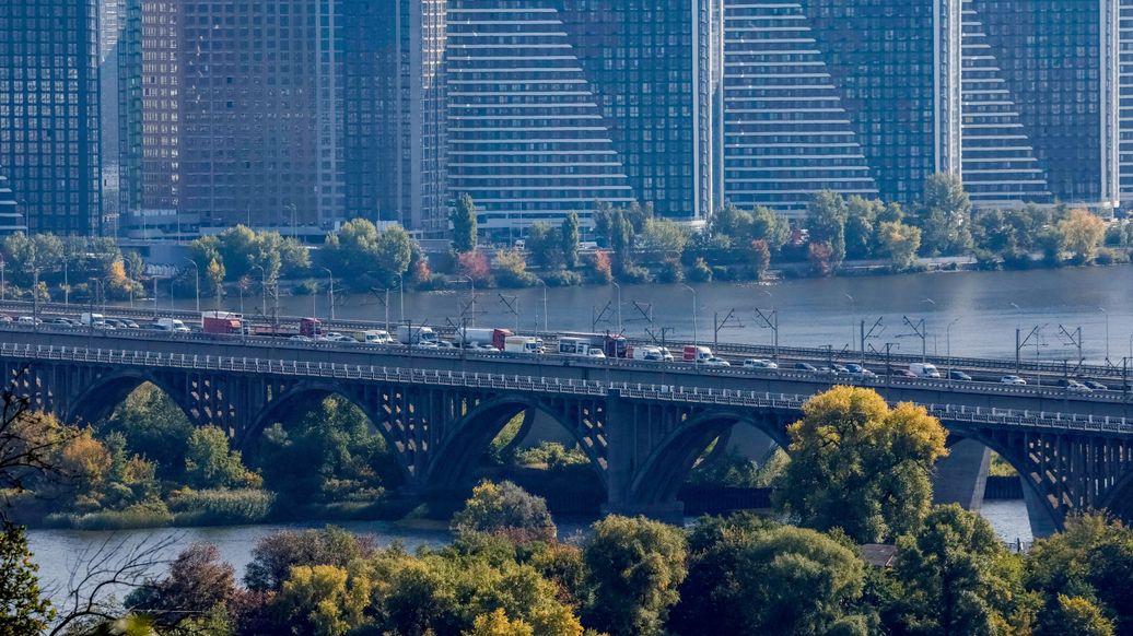Жители Киева массово бегут из города, сообщают СМИ