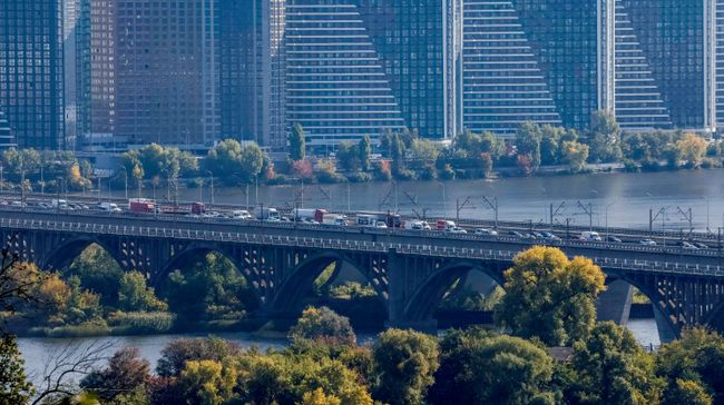 Автомобили на мосту в Киеве
