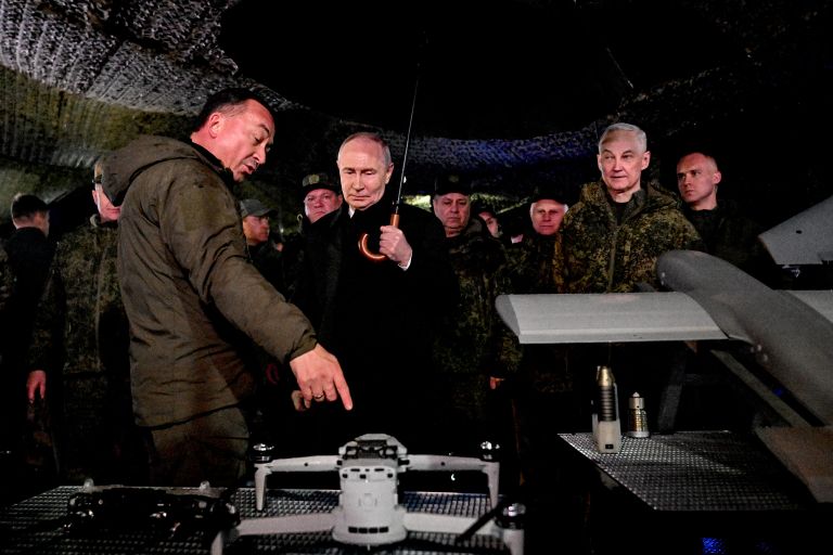 Президент РФ Владимир Путин осматривает военную технику на полигоне Чебаркульский в Челябинской области Президент РФ Владимир Путин осматривает военную технику на полигоне Чебаркульский в Челябинской области