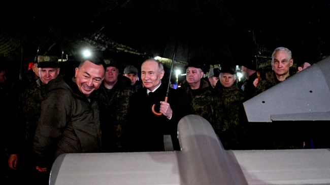 Президент РФ Владимир Путин осматривает военную технику на полигоне Чебаркульский в Челябинской области Президент РФ Владимир Путин осматривает военную технику на полигоне Чебаркульский в Челябинской области