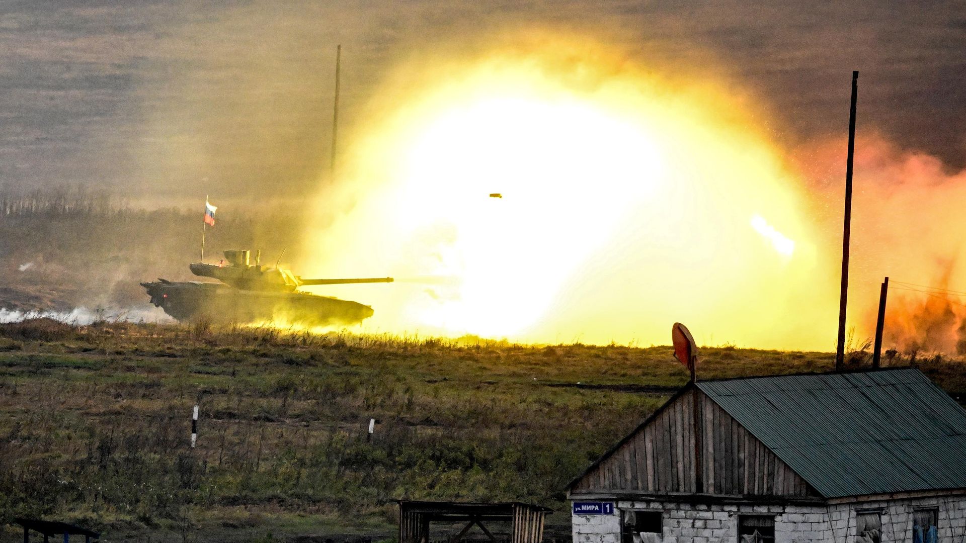 Танк Т-14 Армата, задействованный в учениях сил оперативного реагирования ОДКБ на полигоне Чебаркульский в Челябинской области Танк Т-14 Армата, задействованный в учениях сил оперативного реагирования ОДКБ на полигоне Чебаркульский в Челябинской области - РИА Новости, 1920, 02.10.2026