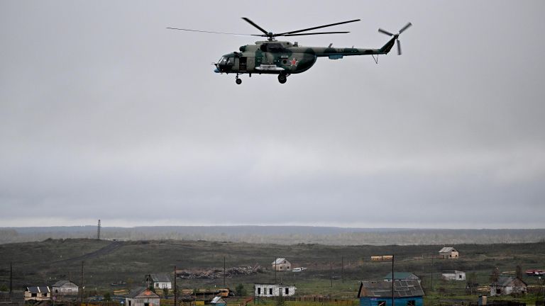 Вертолет Ми-8, задействованный в учениях сил оперативного реагирования ОДКБ на полигоне Чебаркульский в Челябинской области Вертолет Ми-8, задействованный в учениях сил оперативного реагирования ОДКБ на полигоне Чебаркульский в Челябинской области