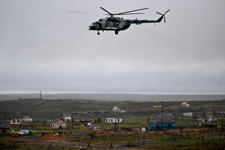 Вертолет Ми-8, задействованный в учениях сил оперативного реагирования ОДКБ на полигоне Чебаркульский в Челябинской области Вертолет Ми-8, задействованный в учениях сил оперативного реагирования ОДКБ на полигоне Чебаркульский в Челябинской области