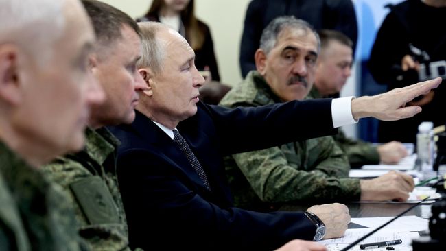 Президент РФ Владимир Путин наблюдает за ходом стратегического командно-штабного учения Центр-2026 на полигоне Чебаркульский в Челябинской области