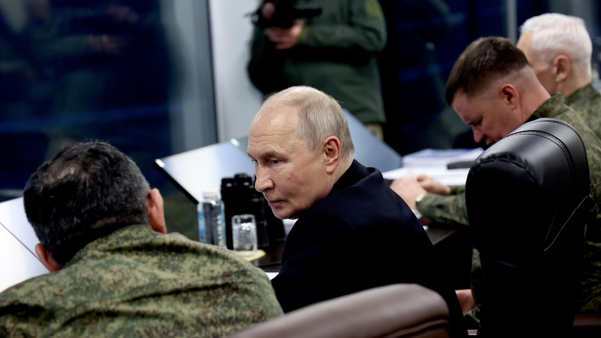Президент РФ Владимир Путин в наблюдательном пункте во время стратегического командно-штабного учения Центр-2026 на полигоне Чебаркульский в Челябинской области Президент РФ Владимир Путин в наблюдательном пункте во время стратегического командно-штабного учения Центр-2026 на полигоне Чебаркульский в Челябинской области - РИА Новости, 1920, 02.10.2026