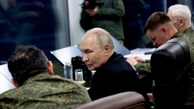 Президент РФ Владимир Путин в наблюдательном пункте во время стратегического командно-штабного учения Центр-2026 на полигоне Чебаркульский в Челябинской области
