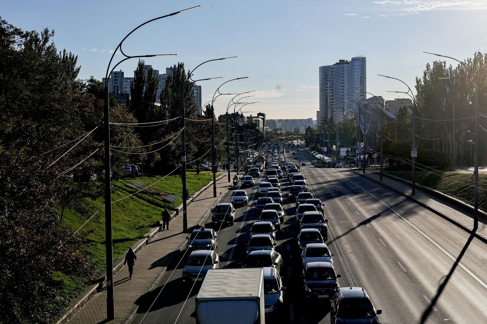 Автомобили перед мостом в Киеве - РИА Новости, 1920, 05.10.2026
