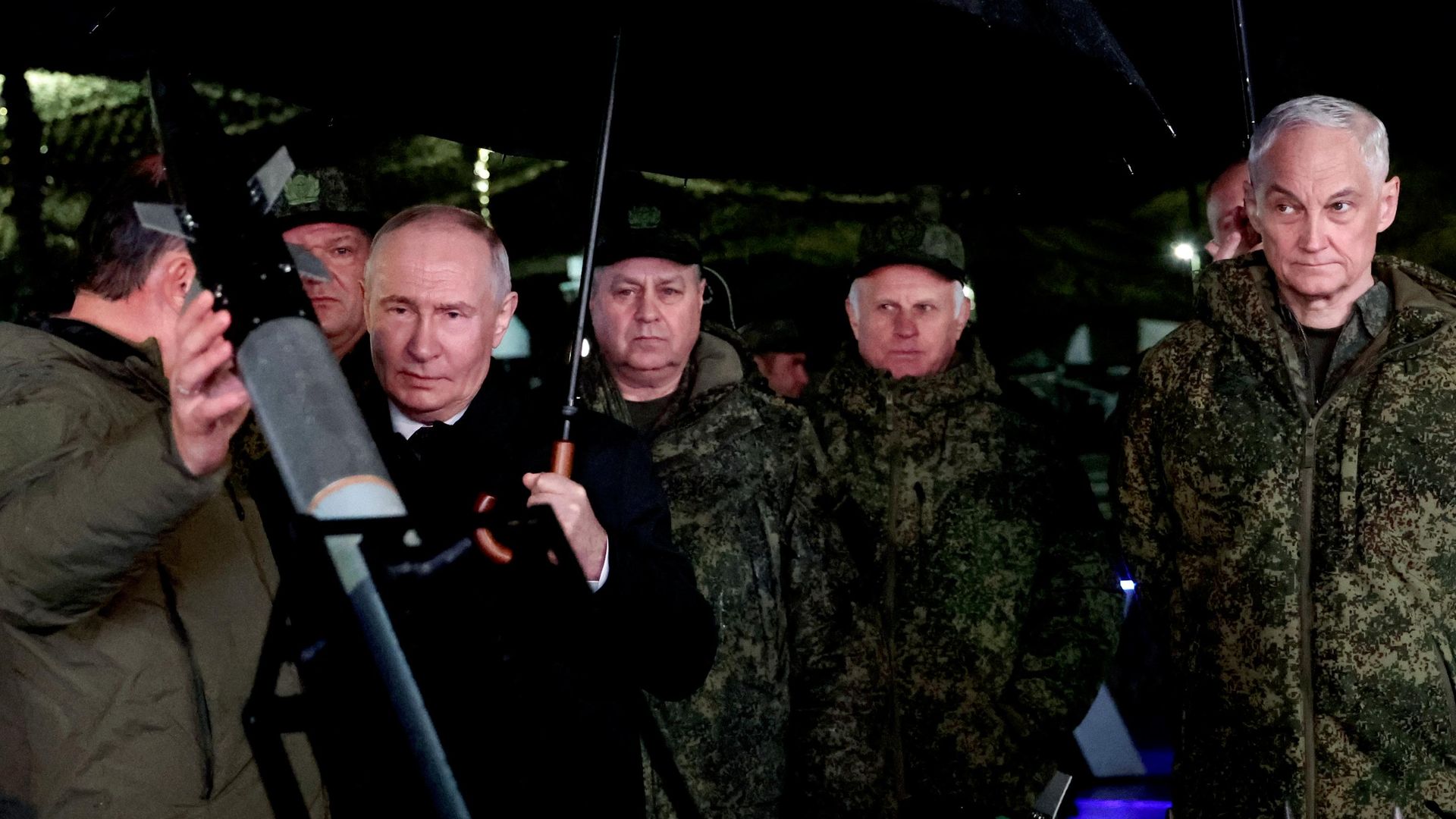 Президент РФ Владимир Путин осматривает военную технику на полигоне Чебаркульский в Челябинской области Президент РФ Владимир Путин осматривает военную технику на полигоне Чебаркульский в Челябинской области - РИА Новости, 1920, 02.10.2026