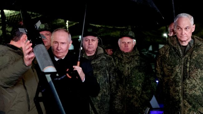 Президент РФ Владимир Путин осматривает военную технику на полигоне Чебаркульский в Челябинской области Президент РФ Владимир Путин осматривает военную технику на полигоне Чебаркульский в Челябинской области