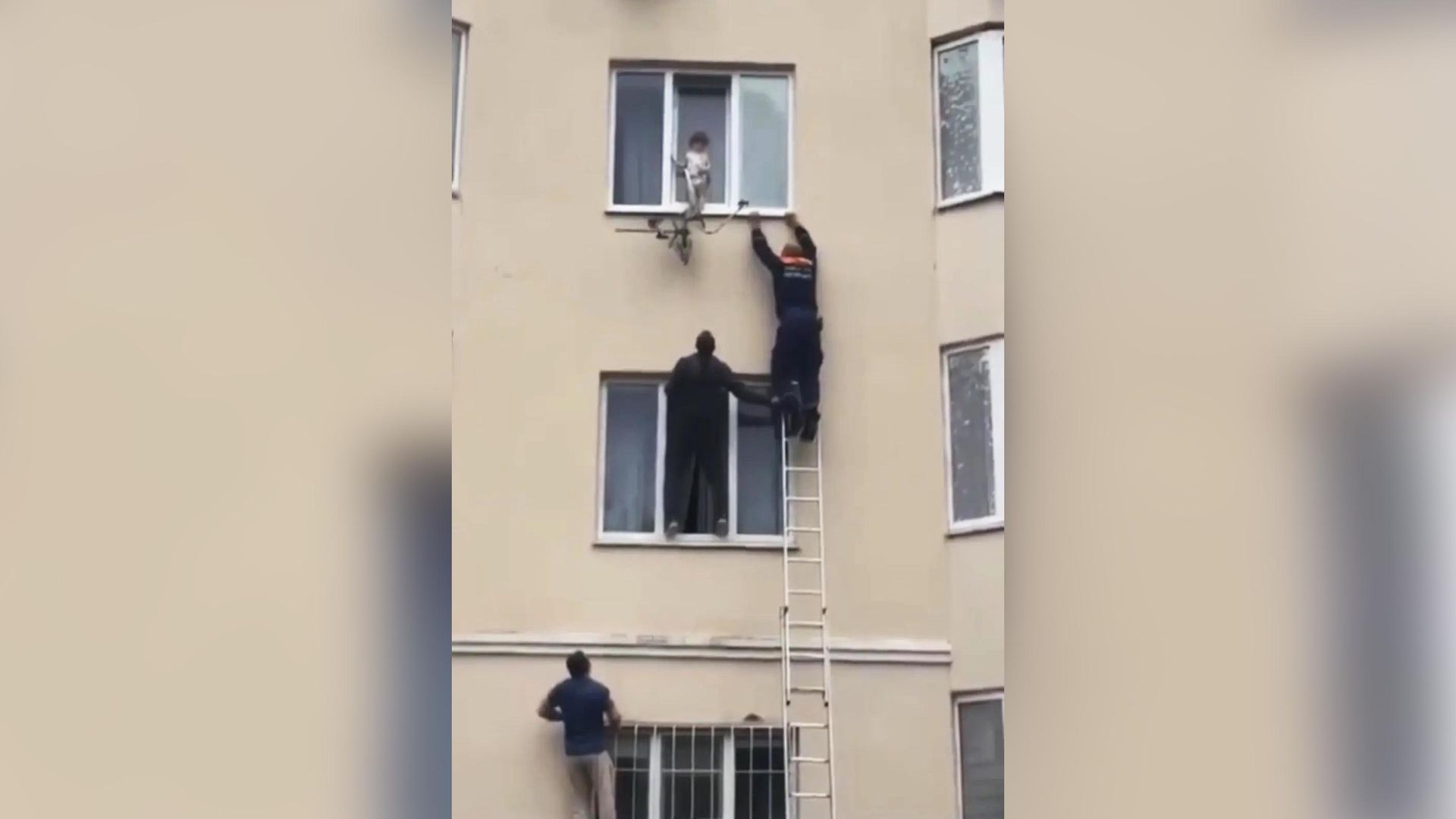 Спасатели помогают детям, которых родители заперли в квартире на третьем этаже многоквартирного дома в Пятигорске Спасатели помогают детям, которых родители заперли в квартире на третьем этаже многоквартирного дома в Пятигорске - РИА Новости, 1920, 02.10.2026